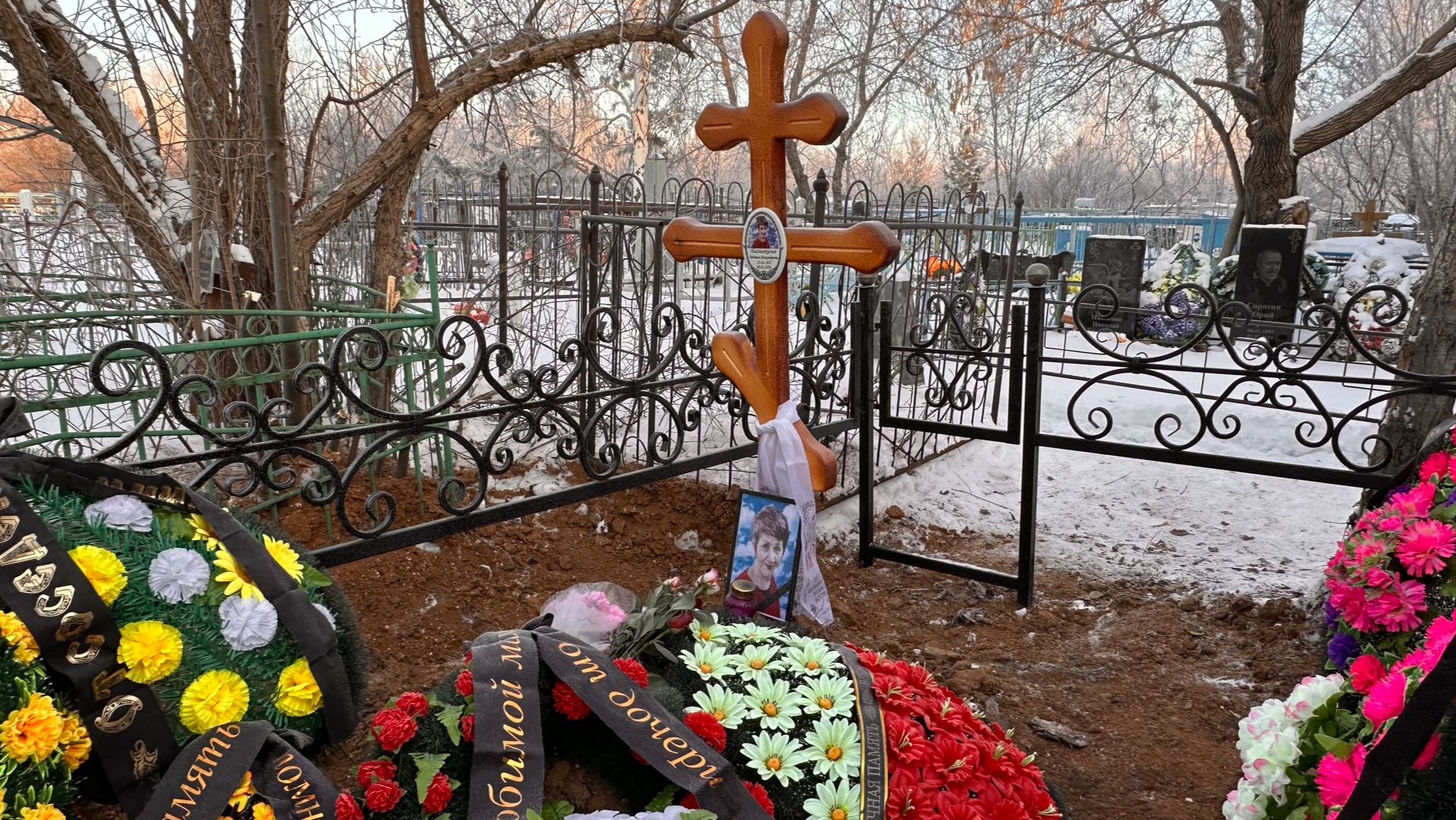 СВЕЖИЕ МОГИЛЫ НА ЛЕДЯНОМ КЛАДБИЩЕ… МЕСТО, ГДЕ МОРОЗ КАСАЕТСЯ ДУШИ 8 января 2026 г. смотреть онлайн