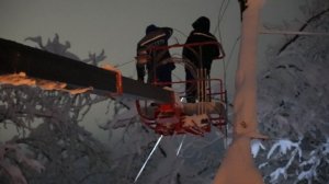 Энергетики возвращают свет жителям Вологодской области, где бушует непогода