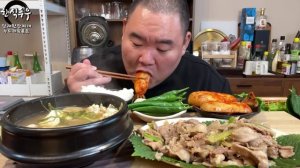 Мясо и острый кимчи из лука и дайкона. Острый перец