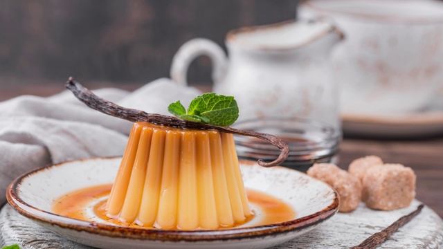 Молочное бланманже с малиновым соусом