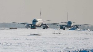 Аэропорты Москвы в условиях сильного снегопада работают в штатном режиме