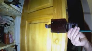 Установка накладного замка на деревянную дверь.