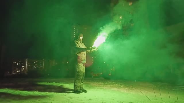 Зажигаем фейерверки на рождество 2026 Факелы огня, фонтаны и бенгальские огни. С рождеством ! смотреть онлайн