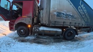 Непогода. Трасса М5 закрыли, все буксуют.