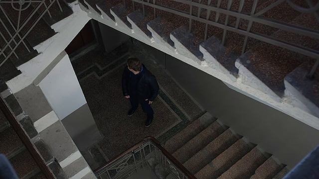 Девушка спасаясь от бандитов забежала в квартиру к неизвестному парню смотреть онлайн