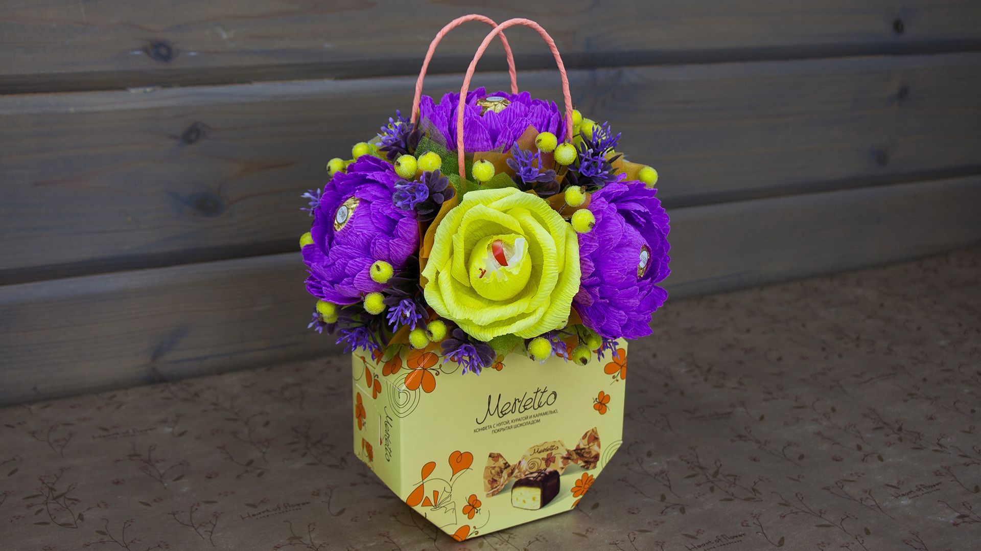 Сумочка из коробки конфет. Сладкая композиция из гофрированной бумаги. смотреть онлайн