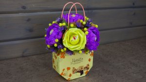 Сумочка из коробки конфет. Сладкая композиция из гофрированной бумаги.