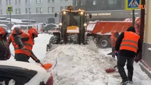 Московские коммунальщики устраняют последствия снежного шторма "Фрэнсис"