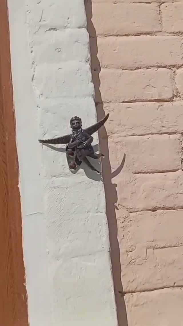 Главная почта Самары. Что за фигурки?