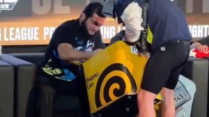 Дмитрий Анубис эффективно появился на конфе Prime FL в образе курьера