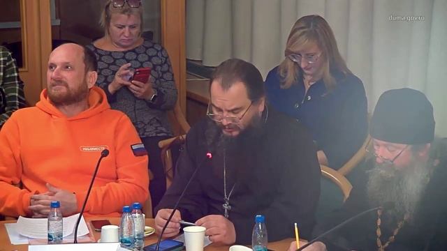 Протоиерей Игорь Фомин считает, что государство должно помогать тем, кто социализирует бездомных, а смотреть онлайн