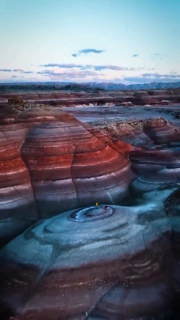 Бентонитовые холмы в американском штате Юта имеют особый цвет из-за сменяющих друг друга слоев вулка