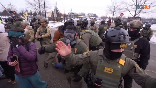 Протестующие столкнулись с полицией в Миннеаполисе смотреть онлайн