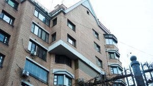 Охрана заблокировала доступ третьим лицам во двор бывшей квартиры Долиной