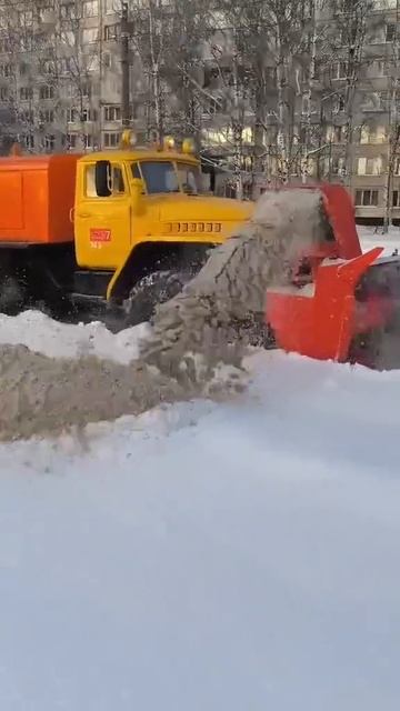 Урал со шнеком спокойно чистит снег в городе смотреть онлайн