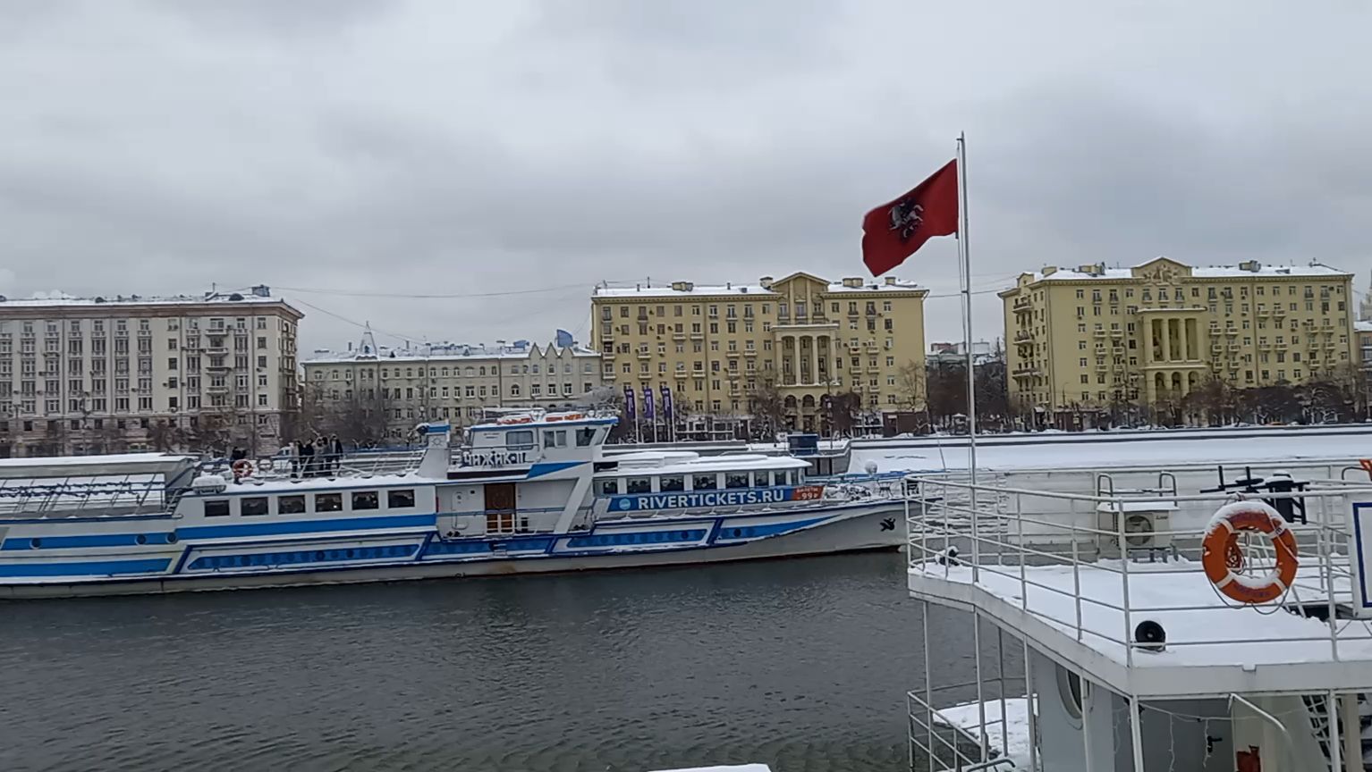 Москва новогодняя 2026 Пушкинская набережная смотреть онлайн