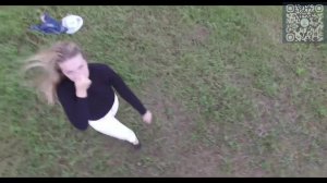 Девушка на траве.