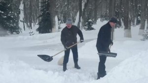 Лукашенко вместе с сыном поучаствовал в уборке снега