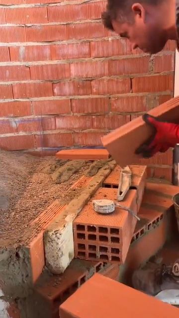 Мужчина создал идеальную кирпичную лестницу, но она выглядит…