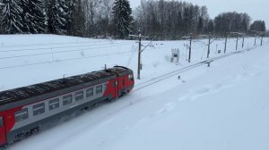 «Поднимая вихри снега» Электропоезд ЭД9М-0035 следует по станции Красносельский
