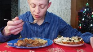 Мукбанг Новогодний Макароны с Котлетой Салат И Бутерброды