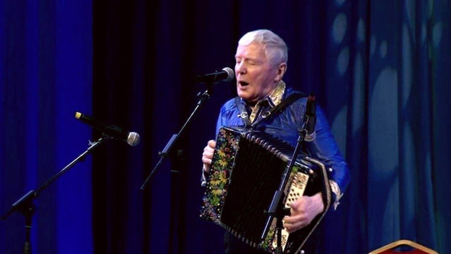 Играет и поет Алексей  Мазуров !