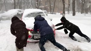 В уборке снега в Москве задействованы 130 тысяч человек и более 15 тысяч единиц техники.