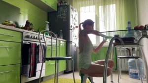 ❤️ Уборка на кухне в коротком платьице.