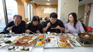 Много морепродуктов. свежий краб и свежая сырая рыба