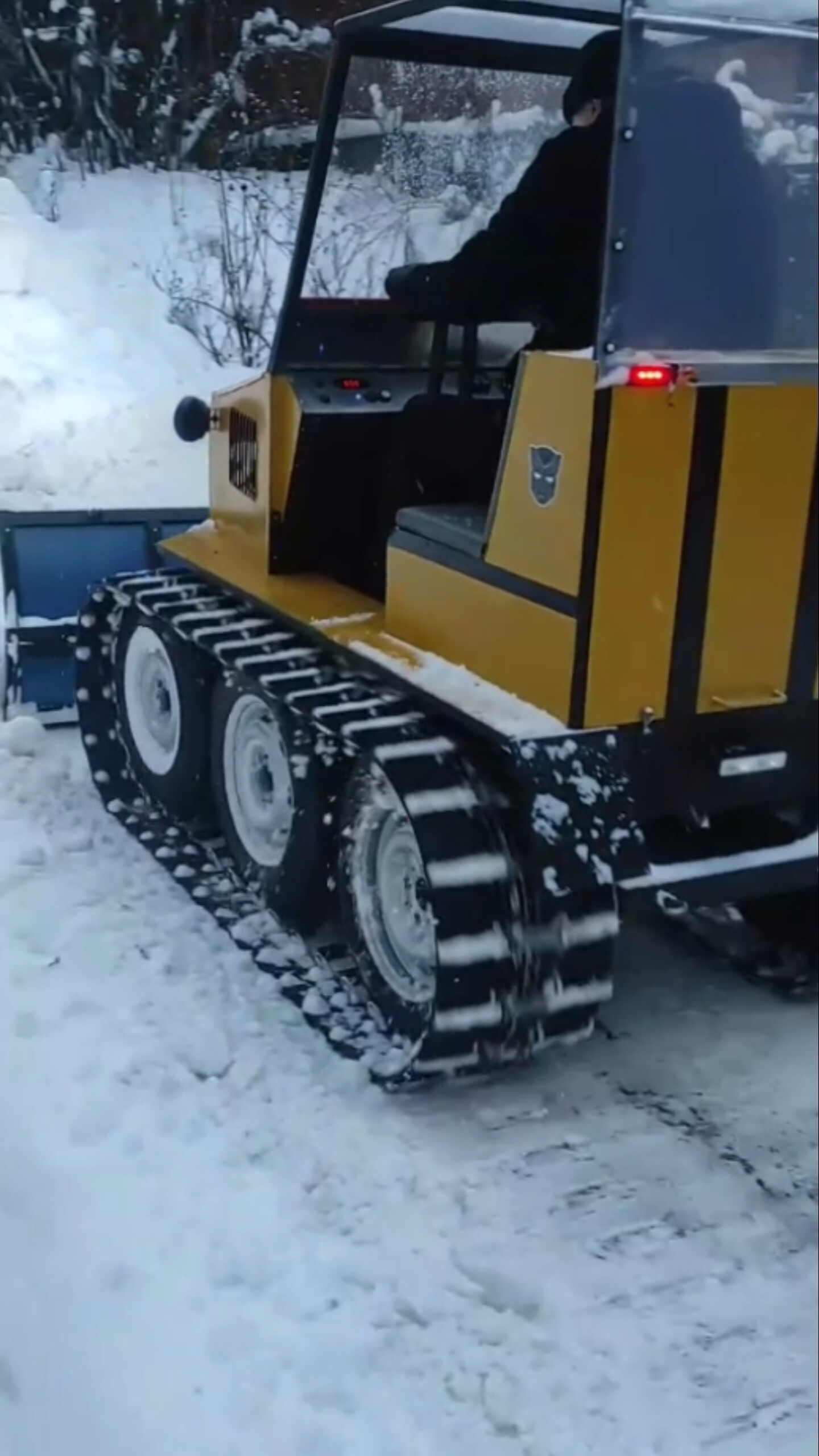 Гусеничный помощник вычистит любой снег лучше гастарбайтера. смотреть онлайн