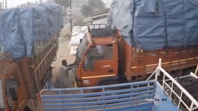 😱😱В Индии мужчина погиб, пытаясь остановить грузовик руками. смотреть онлайн