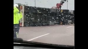 Шторм опрокинул несколько грузовиков на трассе в турецком Коджаэли