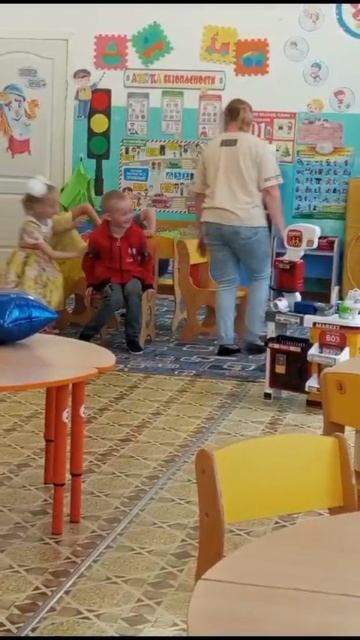 Отмечаем день рождения воспитанницы Тани Большаковой группа Почемучки смотреть онлайн