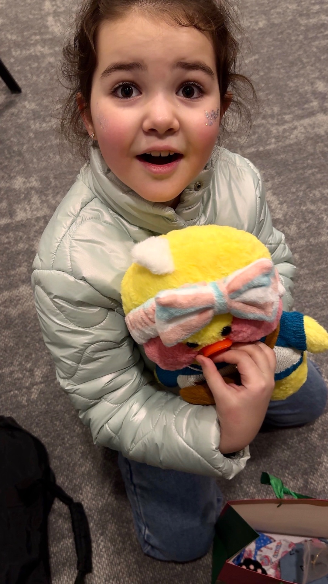 Распаковка новогоднего подарка в отеле 🎅🏻🎁🎄 смотреть онлайн