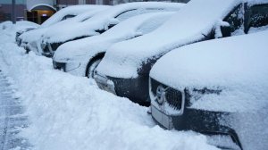 Москвичи откапывают машины из сугробов из-за сильного снегопада