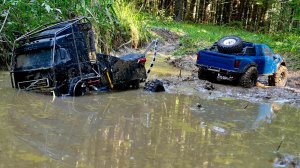 VOLVO застрял, вытащили лебедкой. Но все равно он КРУЧЕ чем FORD F-150... RC OFFroad 4x4