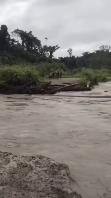 Селевой поток размыл дорогу 18 декабря в провинции Папуа, Индонезия