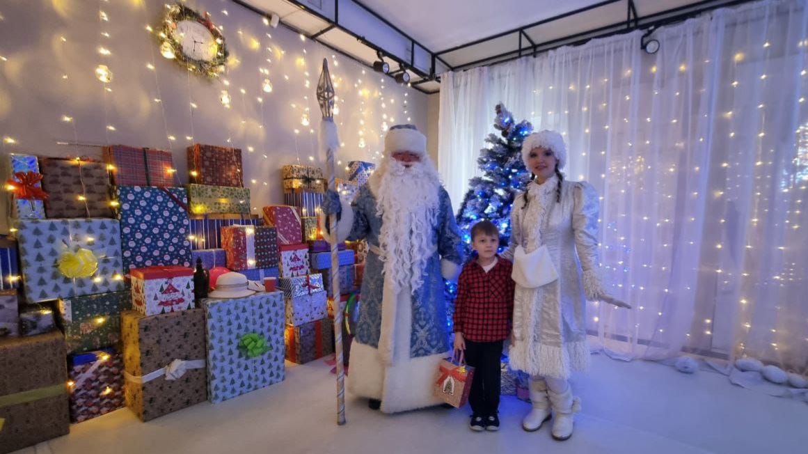 В гостях у Деда Мороза и Снегурочки смотреть онлайн