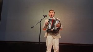 "Вдоль по улице метелица метёт "
русская народная песня.