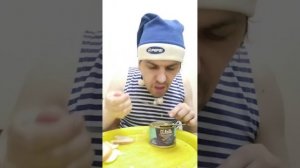 Обжор мукбанг / селёдка с белым хлебом и луком