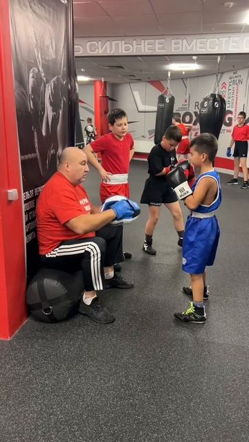 Аман 8 лет работает на лапах со своим тренером✨