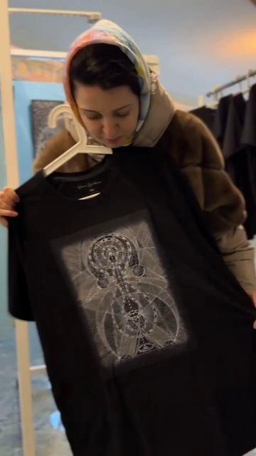 НОВИНКА! Чёрные футболки с принтами из премиальной коллекции.