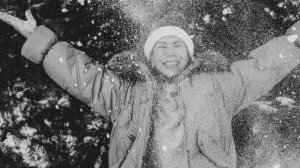 срочно надо счистить снег с теплицы.