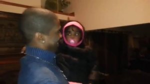 МАЛЕНЬКАЯ ДЕВОЧКА ВПЕРВЫЕ УВИДЕЛА БРАТА-БЛИЗНЕЦА СВОЕГО ОТЦА