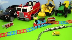 Пожарная машина, Трактор, Экскаватор и полицейская машина на поезде.