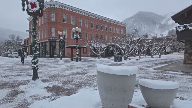 Аспен, Колорадо - Снежное утро в рождественски украшенном городе миллиардеров - Пешеходная экскурсия смотреть онлайн