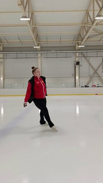 Фигуристка Полина вращение в фуфайуке смотреть онлайн