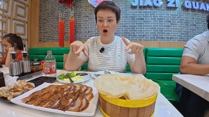 Мукбанг Вовану СТЫДНО, меня подкармливают китайцы ОБЪЕДКАМИ) ВПЕРВЫЕ пробуем утку по-пекински! Ужин