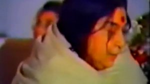 Шри Матаджи учит йогов петь баджан «Бхавани Даяни».