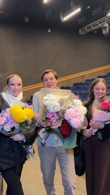 Вот оно, счастье! Спасибо, любимый зритель! ❤️ #концерт #гастроли #театрпеснияр #топ #казаки #хит смотреть онлайн